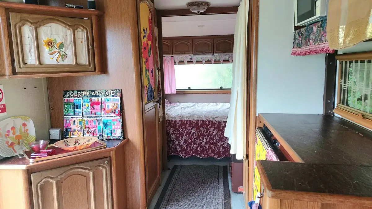 Espace couchage dans l’une des caravanes de location de Fern Fields