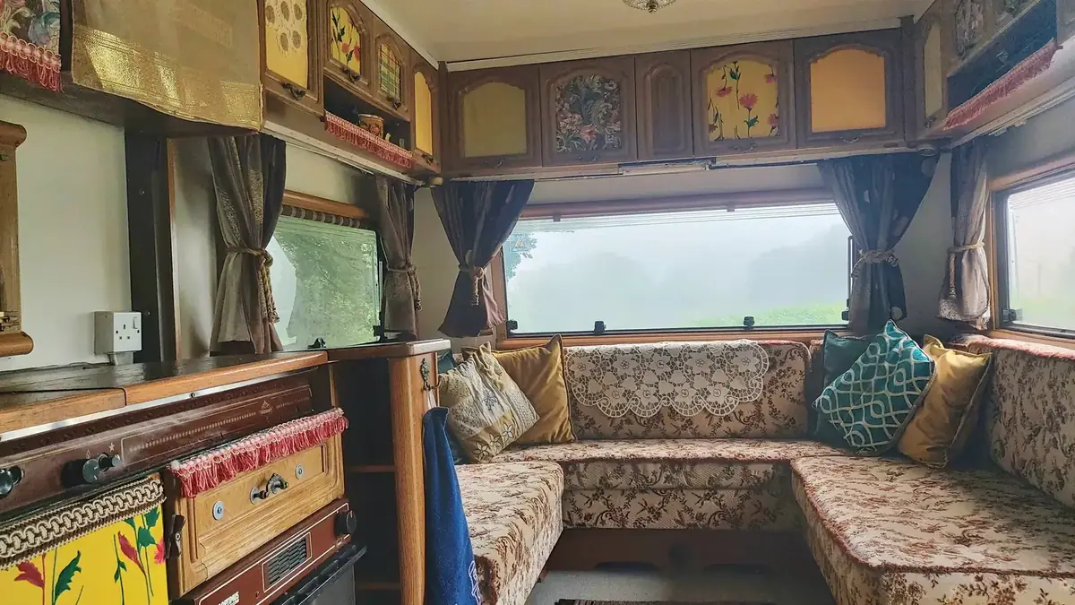 Coin salon dans l’une des caravanes de location de Fern Fields