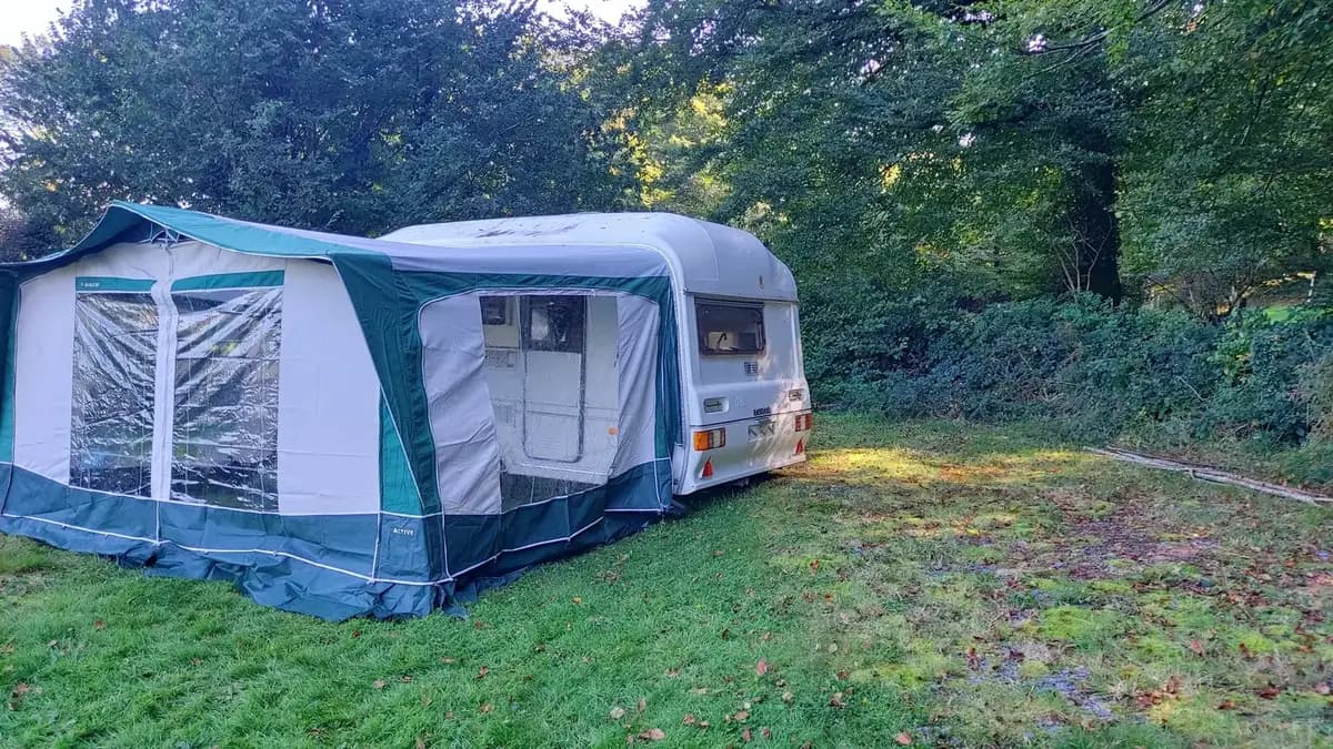 Autre vue extérieure d’une caravane de Fern Fields avec auvent