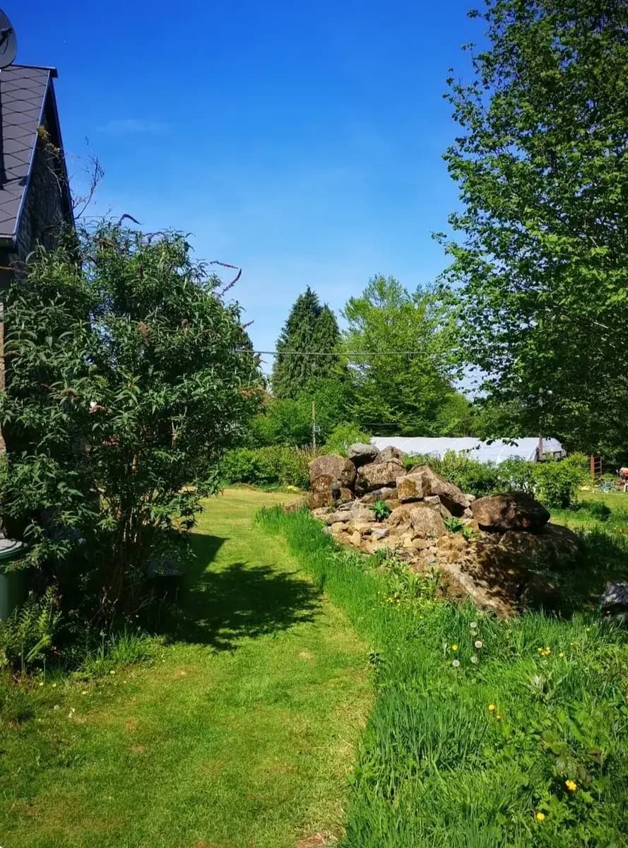 Private garden and granite features beside the Fern Fields gîte