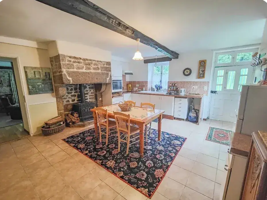 Fitted kitchen and dining area in the Fern Fields gîte